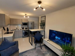 Modern 2 Bedroom Apartment in Chapel Towers - Beautiful Table Mountain View